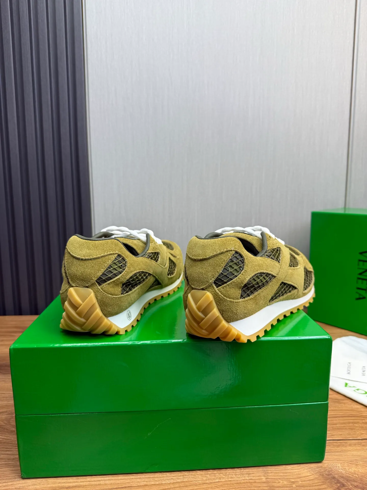 Men's men's shoes 💰660💰Pili BV top version 𝘽𝙊𝙏𝙏𝙀𝙂𝘼 𝙑𝙀𝙉𝙀𝙏𝘼 Orbit sneakers Wang Yibo same style couple style dad shoes 🩷💚 Runner sneakers, made of lightweight technical mesh fabric. Features a geometric patterned rubber outsole. Pay attention to the package craftsmanship ❕ High version shipping ❗️ Very nice, durable to play with and durable to make ✔️ Standard version 💯💯 The outsole is made of color-blocked TPU outsole. Women’s model 35-41 (40 41 customized) Men’s model 39-46 (45.46 customized) Equipped with original packaging
